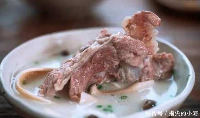味道鲜美|炖骨头汤,别直接加水炖!下锅前多做1步,汤色白味道鲜,没腥味