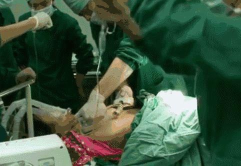  易立竞|韩红跟郝蕾要二宝，每个丈夫都愧对妻子，每个孩子和妈都是生死之交