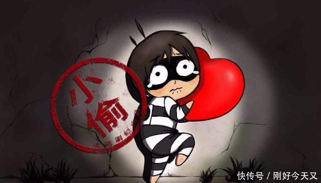 盗窃事件|床底下有人？警察打开床板后，中年男子全身赤条条蜷缩在极小空间