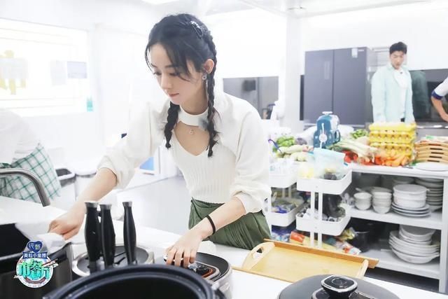  综艺节目|《中餐厅》：''赵小刀''累到崩溃流泪，颖宝的表现不如往季嘉宾？