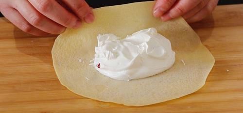 搅散|不需要用烤箱,教你做草莓班戟,比蛋糕店卖的还好吃,简单又好学