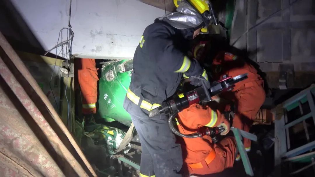  民宅|午夜惊魂！龙口一重型货车“闯”进民宅，司机被困……