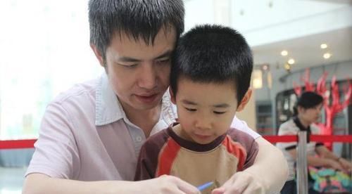  爸爸|爸爸睡觉太香甜，宝宝饿了1小时，又踹又打，最后使出绝招才叫醒