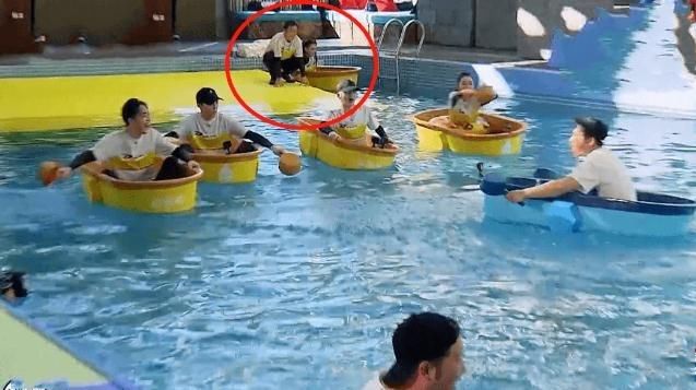  水上|蒋依依录制《跑男》遇生理期，却要玩水上游戏，谁注意到一旁郑恺反应？