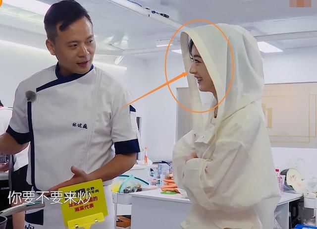 脸部|赵丽颖节目秀刀工认真切肉,镜头特写她的脸部,这鼻子我没看错吧