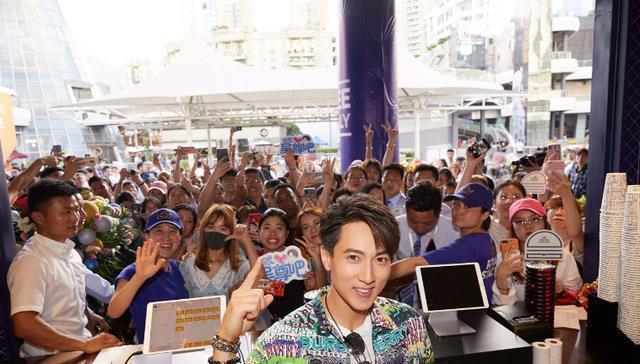 汉堡|吴尊汉堡店一夜走红,随手去买2个“牛肉堡”,结账时以为听错了