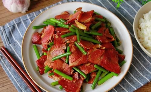  蒜薹炒腊肉|《中餐厅4》张亮做的这道菜，下锅随便一炒真叫香，米饭连扒了3碗