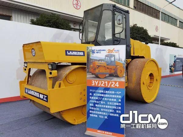 新品|“七剑下天山”丨柳工路机七款新品燃爆20周年庆典现场