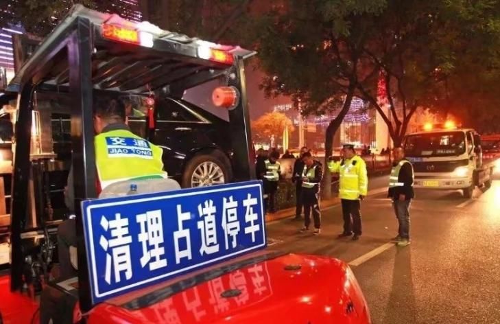  小区|200万宝马堵小区门口，放狠话谁敢动试试看，结果大快人心