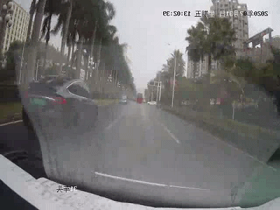  我车|车辆阻挡救护车，急得护士去敲车窗！司机：怪我车隔音太好