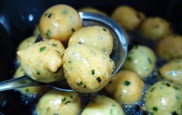 快速|快速早餐,1碗面粉,3个鸡蛋,手不沾面,比油条简单,比包子还香