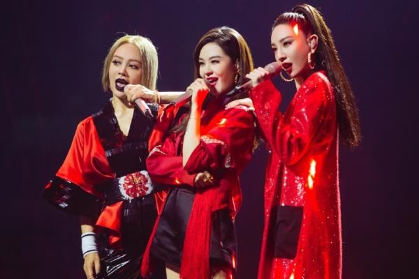  眼神|乘风破浪姐姐黄圣依拉票时，看魏大勋注视眼神，网友直言不礼貌