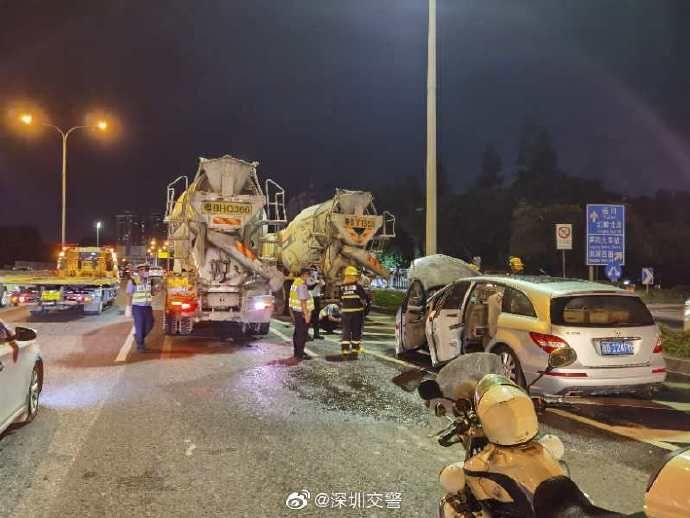  紧急|车辆自燃 ，交警紧急扑救