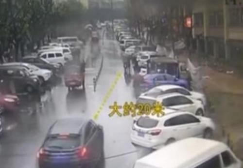  砸车|女子逆行孩子差点被撞，事后用雨伞砸车，司机：原谅她了