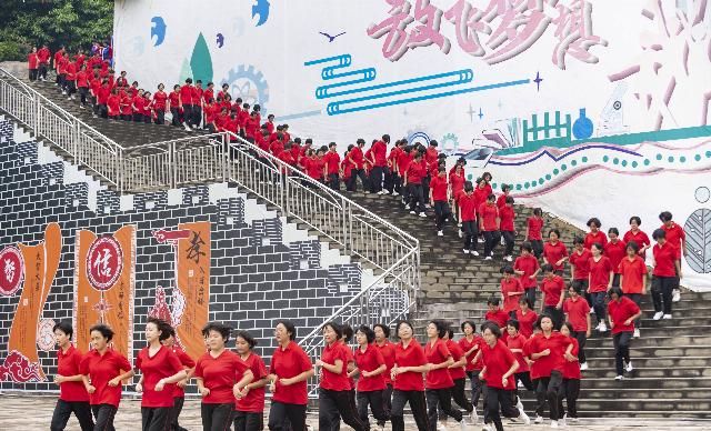 张桂梅|“燃灯”校长张桂梅的新学期