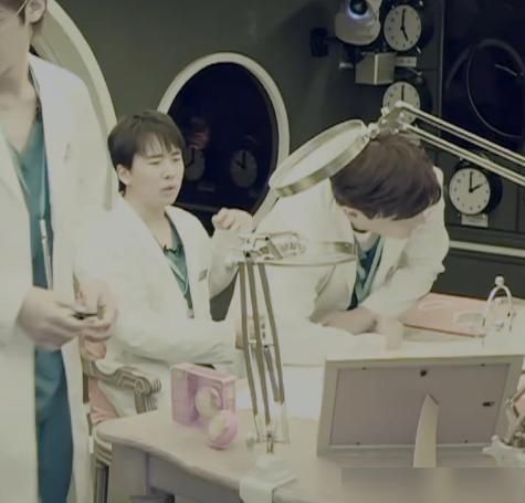  邓伦|当密逃灯光被关了后，看到郭麒麟和邓伦的动作，你两这是在干嘛？