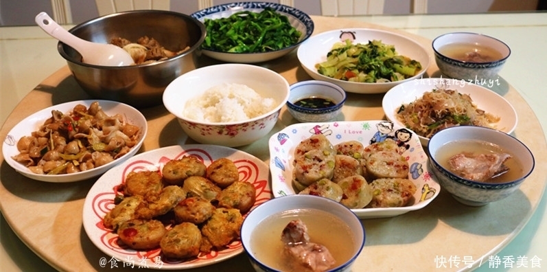 上桌|周末做了这顿午餐,三种口味猪大肠端上桌,米饭煲好后一粒未动