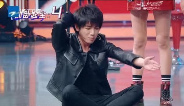  过程中|华晨宇躺地上仰卧起坐，关晓彤穿短裙站在附近，花花反应太圈粉