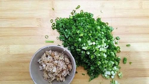  葱花饼|【健康美食】外酥里软，香喷喷的葱花饼~