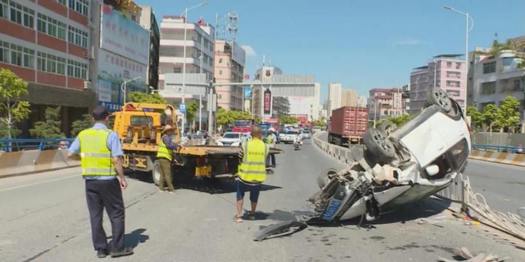  金山|金山大桥一小轿车撞倒护栏后翻车，所幸事故未造成人员伤亡