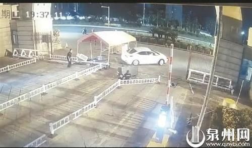  学泉州校区|华侨大学校门口小车撞上三保安 肇事司机逃逸