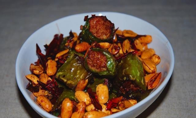 下酒|尖椒别再炒着吃,教你一个特别版尖椒酿肉,麻辣鲜香,下酒又下饭