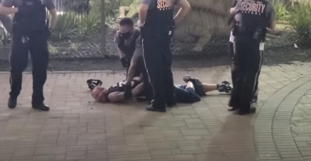  吐口|不戴口罩还对保安连吐口水三次！白人情侣直接被对方摁倒在地