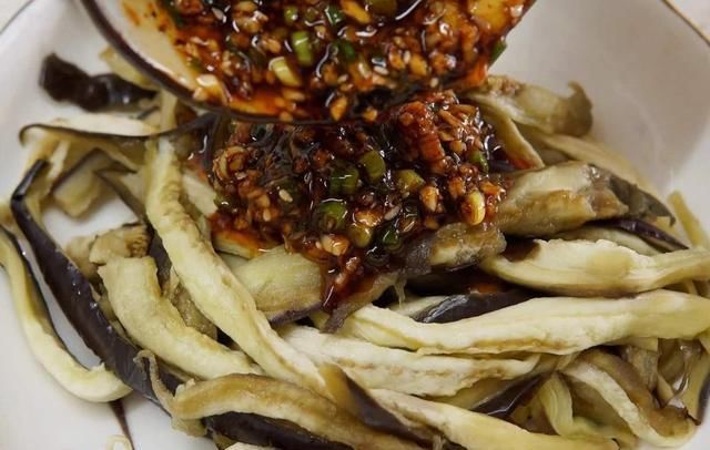  凉拌蒸茄子|凉拌茄子不入味？按大厨的做法，茄子入味快味道香，上桌就被清盘