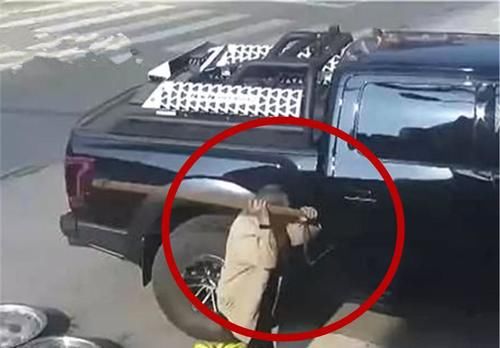  老汉|80万猛禽撞了几个鱼盆，大爷抄起扁担就开砸：年轻人太没素质了！