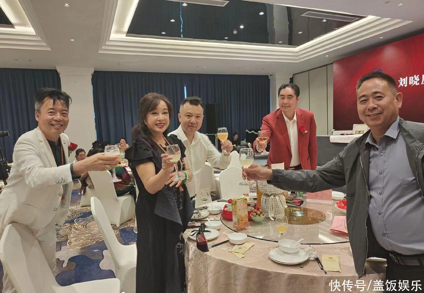 刘晓庆请富豪铁粉吃大餐,豪饮白酒一口干,生图丰腴曝真实样貌 刘晓庆请富豪铁粉吃大餐,豪饮白酒一口干,生图丰腴曝真实样貌