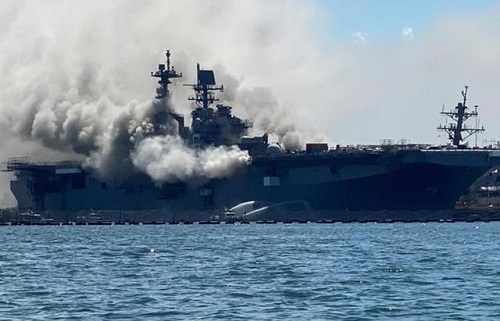  舰体|美两栖攻击舰爆炸升起火球！现场浓烟滚滚难见舰体，21人受伤住院