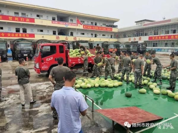 退伍|广水退伍老兵送万斤扶贫西瓜到抗洪一线