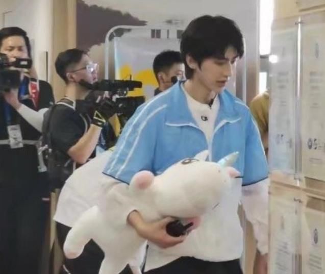  得知|下期迎来蔡徐坤最期待嘉宾，两人见面就黏一起，得知身份：没资格酸