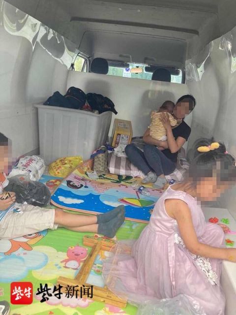  娃娃|面包车改装成“儿童乐园”，6个娃娃在乐园玩耍，其中还有个婴儿