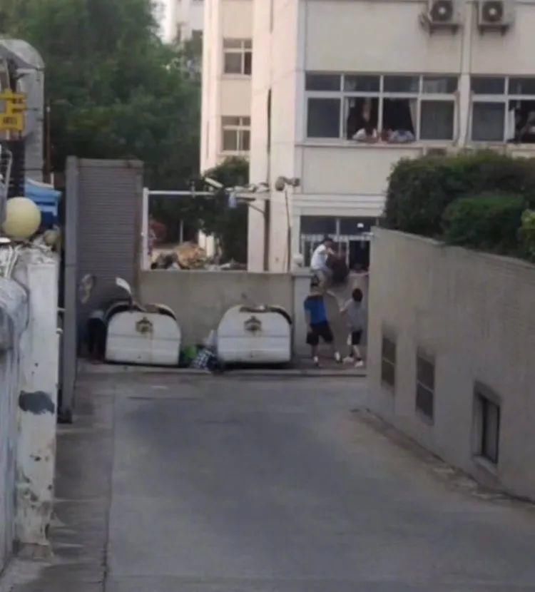 这届|封闭式管理下的大学生！?这届的大学生真是太惨了…