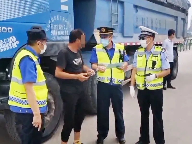 工作|城阳公安交警联合开展超限超载和大气污染整治工作
