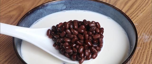 牛奶|牛奶别直接喝了,加红豆这样做,益气补血又解暑,一口一个超舒服