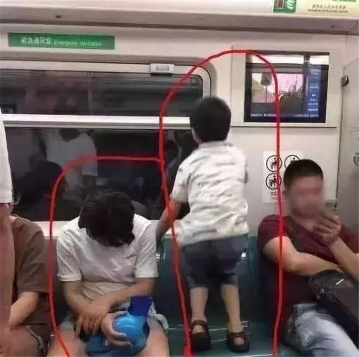 家庭|一节车厢反映出两种家庭，素养高低高下立见，家教真的太重要了