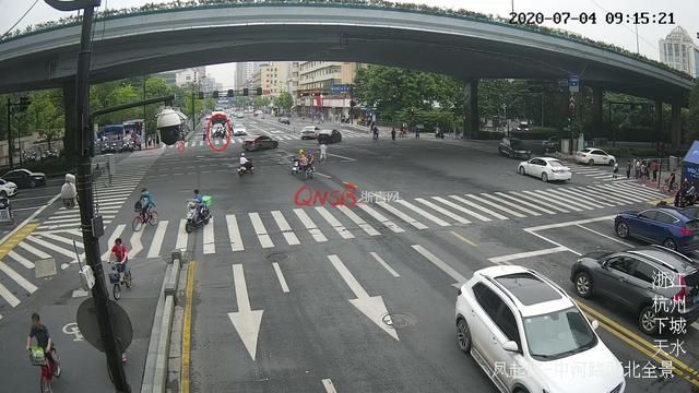  交警|小伙违章骑电瓶车路遇交警，拒不停车还跟交警“顶牛”