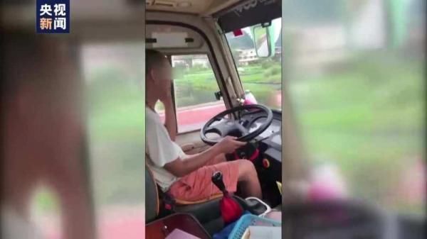  罚款|一客车司机遭举报开车玩手机 被罚款150元记2分