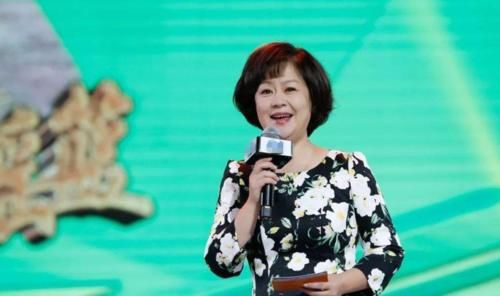  发福|54岁鞠萍现身《华彩少年》，身材发福不少，与周涛不像同龄人