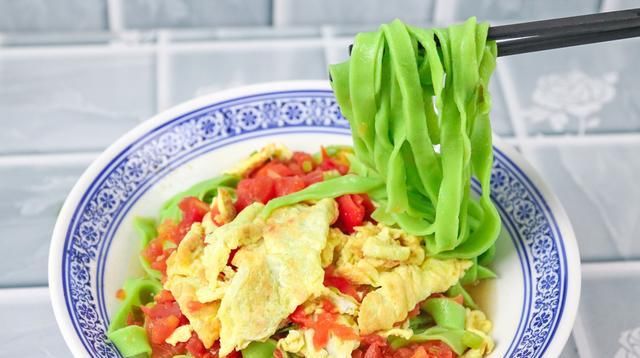  筋道|三伏天，做一锅菠菜鸡蛋凉面，口感筋道，清爽不油腻，一碗不够吃