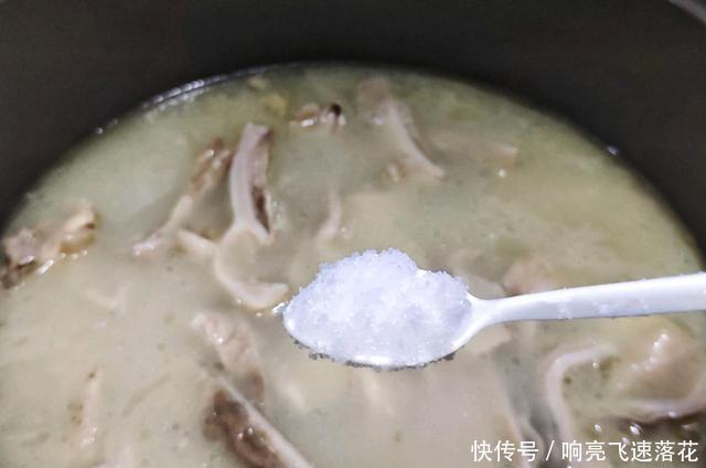养胃|秋季,应该喝上一碗暖身养胃的猪肚鸡汤,汤浓味鲜营养价值高