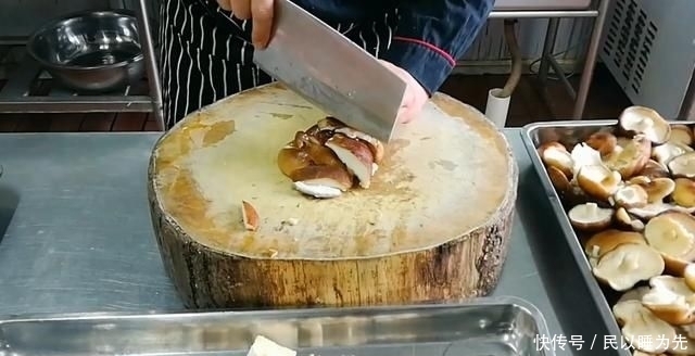 下入锅中|淮扬菜大厨改良员工餐将香菇烧鸡这么做,鲜香微辣,开胃下饭