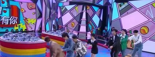  滑冰|蔡徐坤带着大家滑冰，宋威龙没牵好谭松韵，谭松韵的反应太可爱了