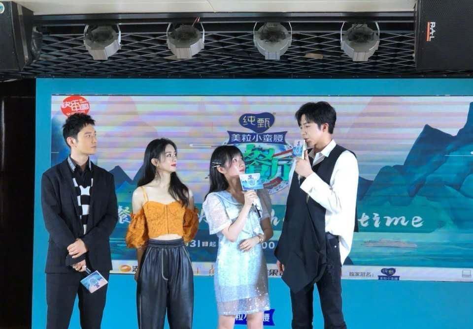  发布会|中餐厅第四季发布会：赵丽颖橙色露肩上衣，飒爽又优雅