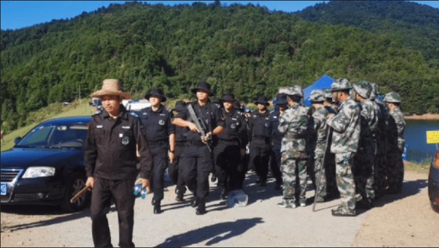 山泉|江西数千警民进山搜捕杀人嫌犯，当地人称山林内野果山泉充足