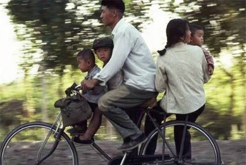 衣服|30年前的农村温暖老照片，图3的游戏很多人记得，图9在做新年衣服