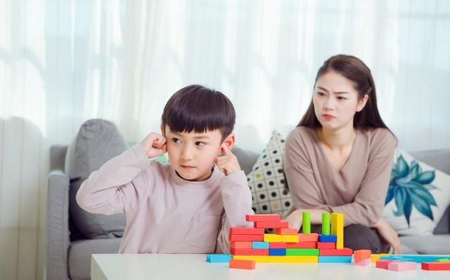  在所难免|打孩子在所难免，若孩子被打时出现这些反应，父母一定要停下来