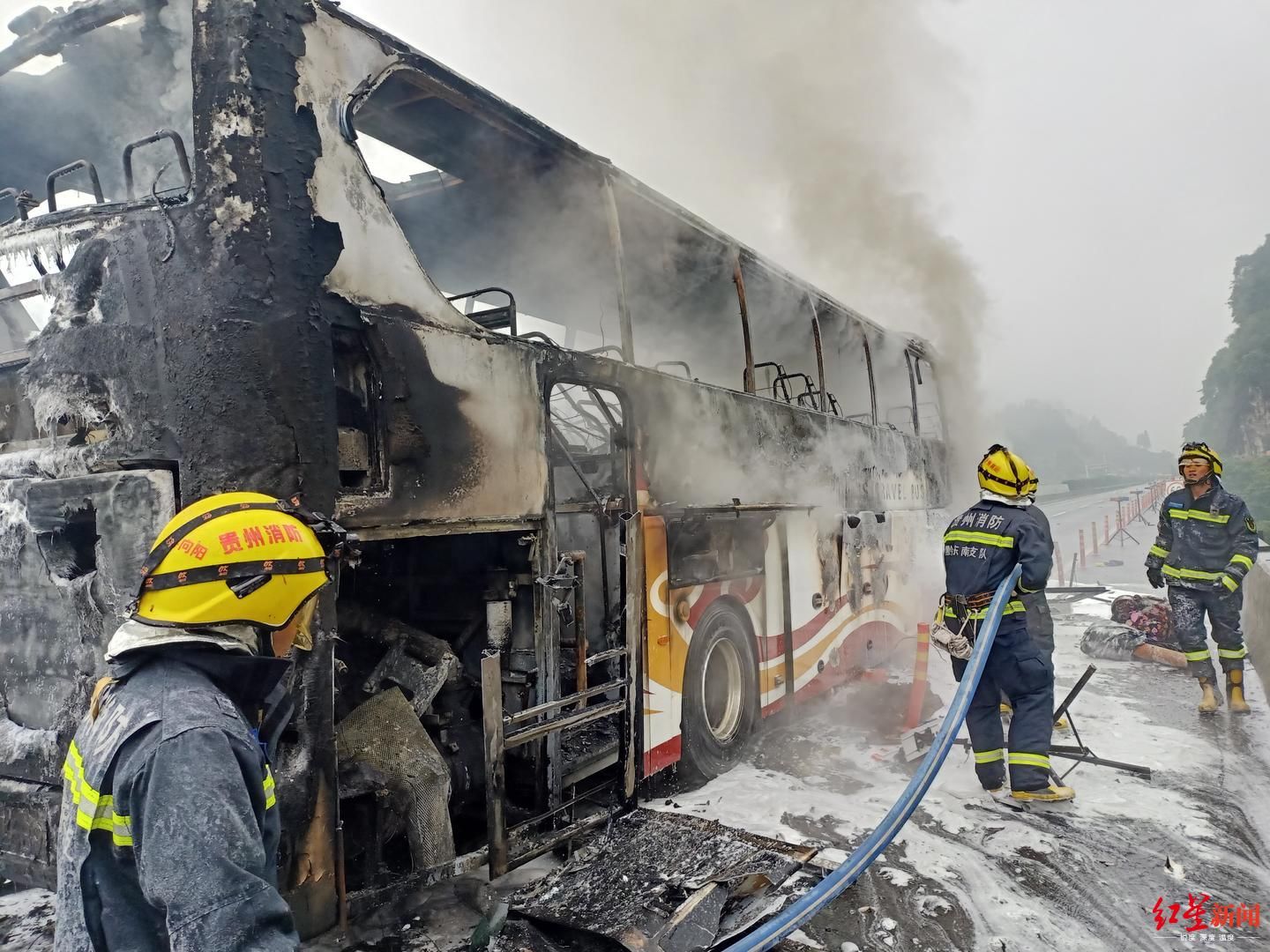  乘客|贵州高速一客车起火 司机见冒烟及时疏散，52名乘客无人伤亡